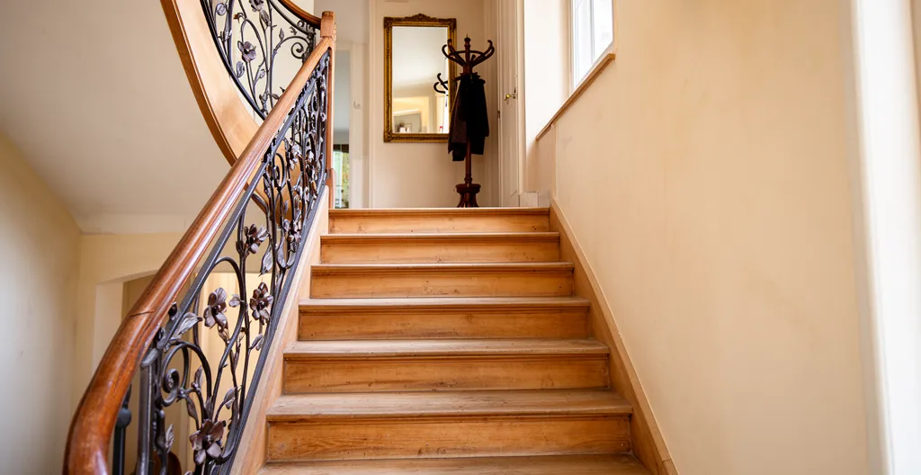 Escalier en bois dans une maison avec rampe traditionnelle