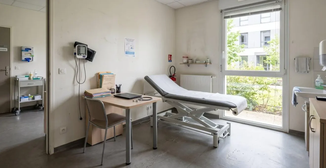 Salle de consultation médicale vide et moderne dans un EHPAD avec table d'examen et équipement médical